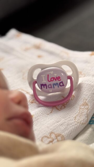 Biće dana kada će biti teško.
Kada ćeš biti umorna, nespavana i pitati se da li sve radiš kako treba.

Radiš.
I više nego što misliš.

Jer ovo vreme… proći će brže nego što možeš da zamisliš.
Zato uhvati svaki zagrljaj, svaki osmeh i svaki mali trenutak.

Jednog dana će ti baš oni najviše nedostajati. 💜